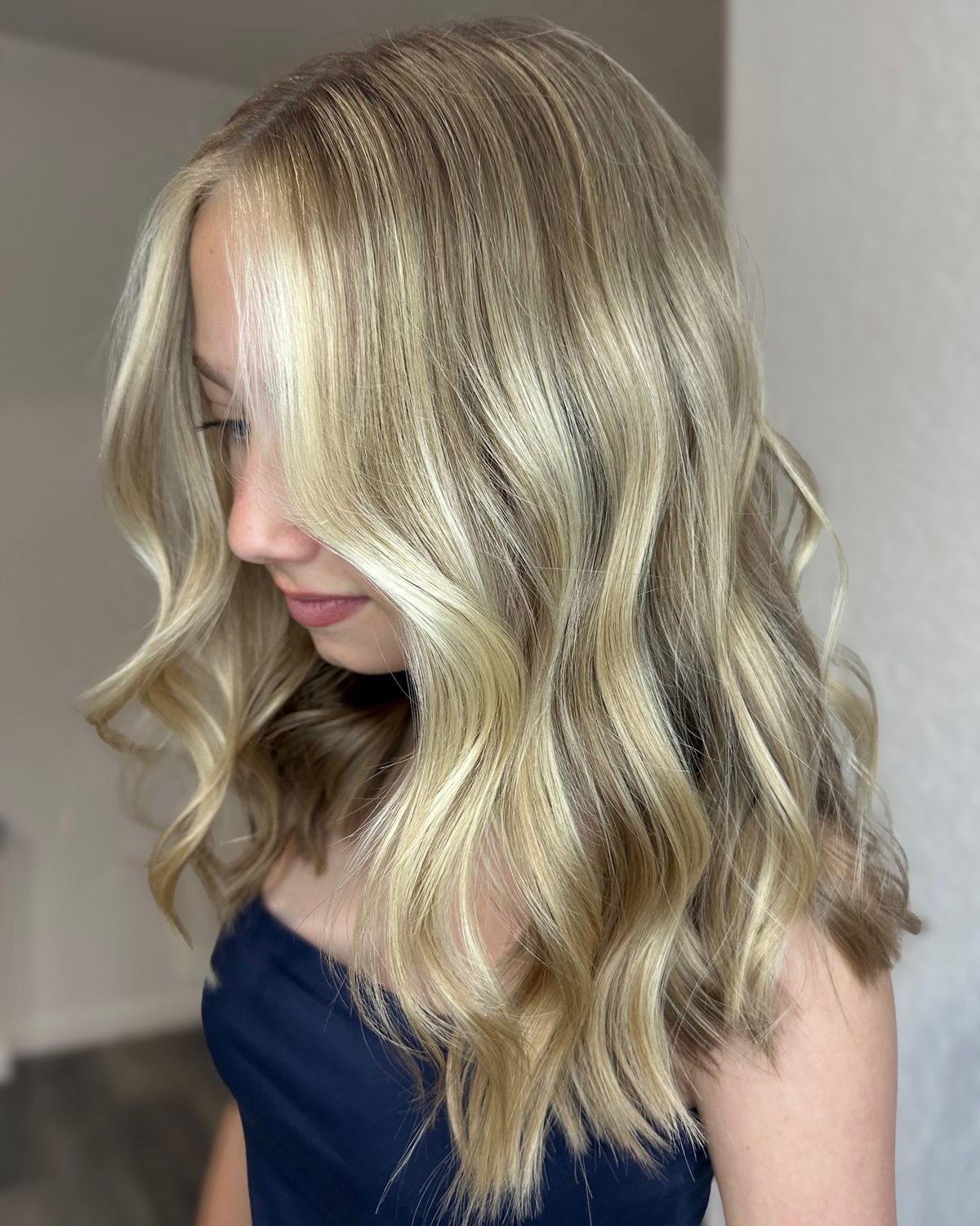 Soft waves of dimensional blonde with a bright face-framing money piece